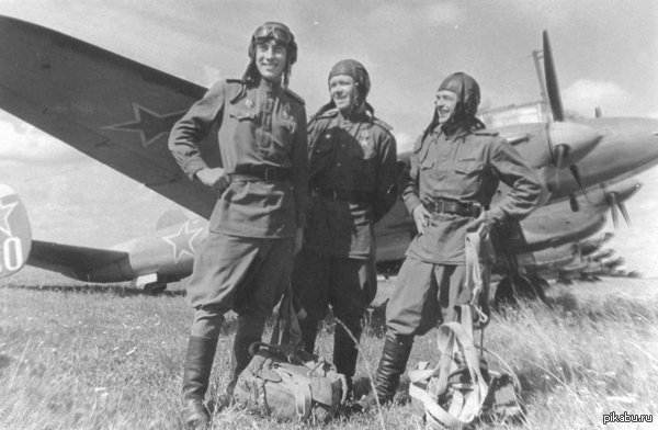 Экипаж Пе-2 58-го бомбардировочного авиаполка на аэродроме