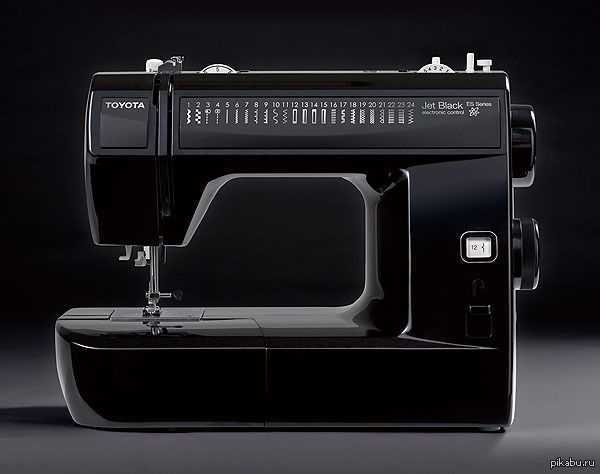 Черная швейная машинка