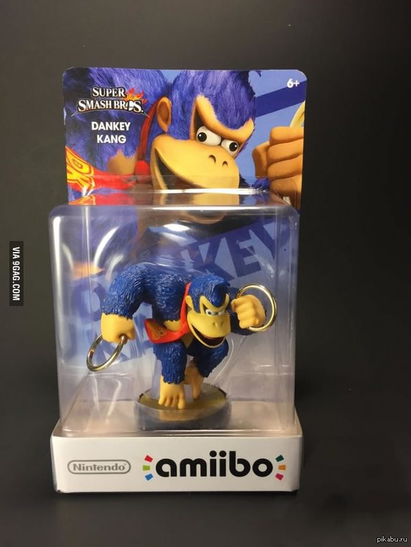 Все верно, он синий, быстрый и собирает кольца.