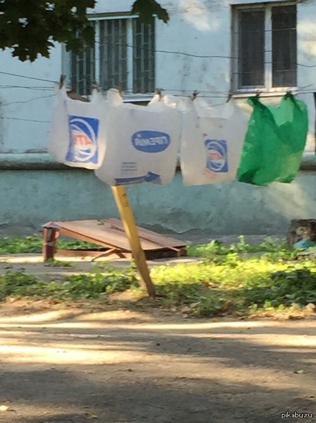 Постиранные пластиковые пакеты. Пакеты сушатся на веревке. Сушат пакеты. Целлофановые советские мешки. Сушат пакеты.