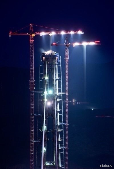 140 метров в час. Мост на остров русский башенные краны. Кран строительный. Красивый башенный кран. Подсветка строительных кранов.