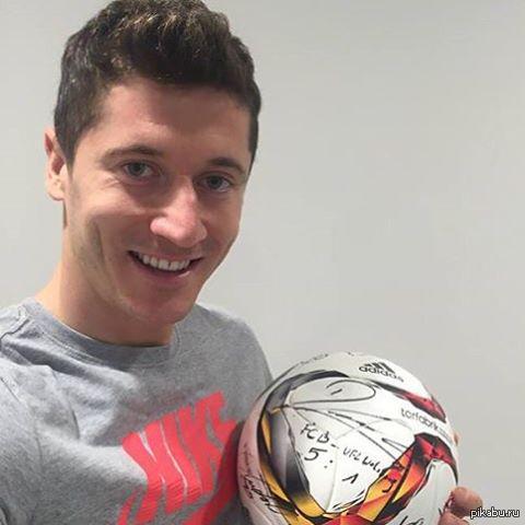 Левандовски забрал себе мяч с матча против "Вольфсбурга", в котором он оформил самый быстрый пента трик в истории футбола.