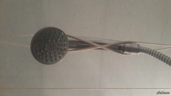 Когда нет держалки для душа, но есть бельевые веревки