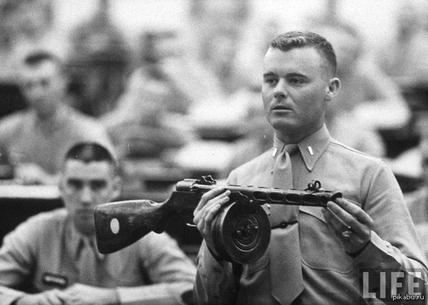 Инструктор Школы морской пехоты США демонстрирует курсантам ППШ. 1959 год.