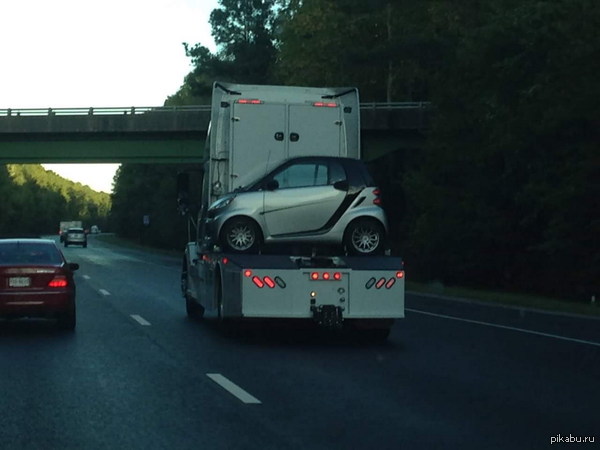 Ещё про парковку смартов. Оригинальный способ не ехать порожняком. Честно стырено с фотопаблика.