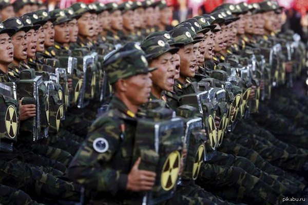 Северокорейские солдаты на параде играют на радиоактивных баянах.