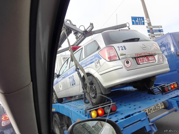 Зажал руку гаишнику в окне