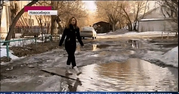 Ребенок в луже. Корреспондент в луже. Женщина упала в лужу фото. Стихотворение про лужу. И я упал в лужу текст.