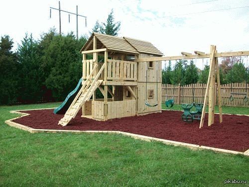 "Друг смастерил на участке для детей игровой дом"