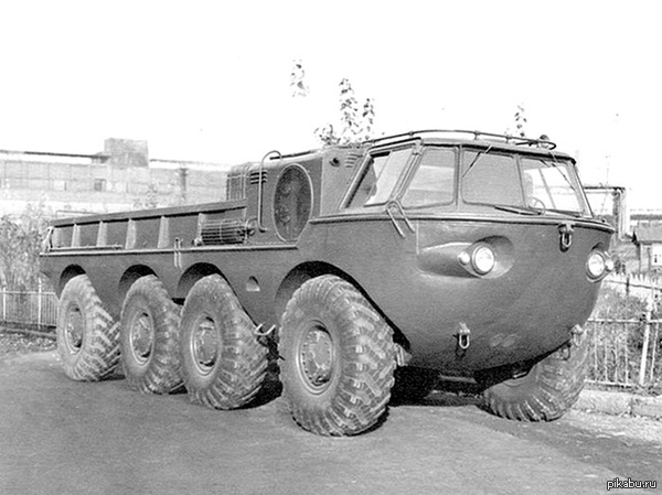 Десантный плавающий автомобиль зил-135 1958 г. с двумя 130-сильными двигателями зил-120ВК. Первыми в СССР получил: