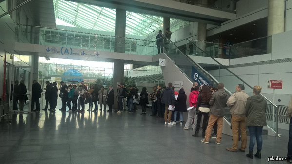 Очередь на сдачу крови в госпитале Помпиду, Париж (via camille_neveux)