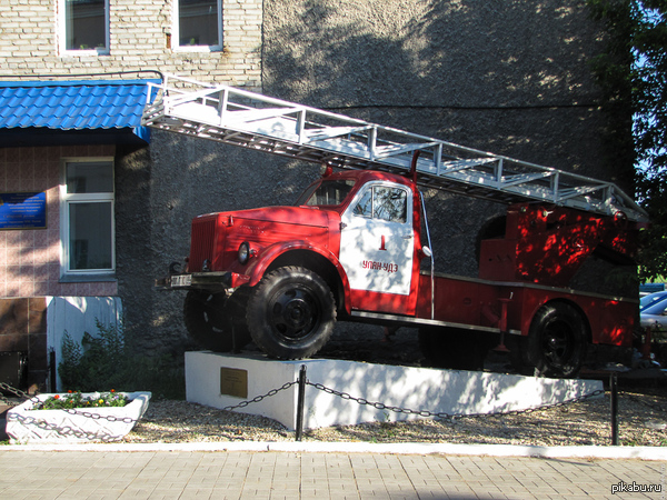 Памятник пожарной машине: АЛ-17 (или АЛГ-17), когда-то единственная в .