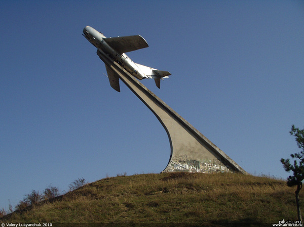 Памятник боевой Славы лётчиков МиГ-15бис
