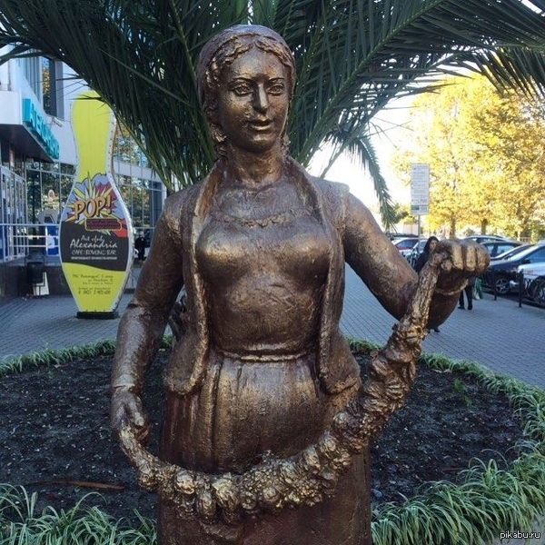 Памятник торговке чурчхелой