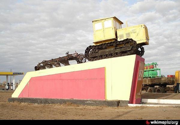 Памятник трактору, Казахстан, город Атбасар.