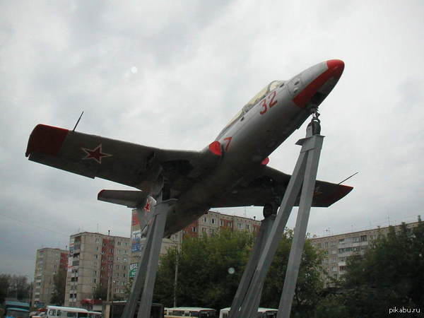 Димитровград. Техника на постаментах