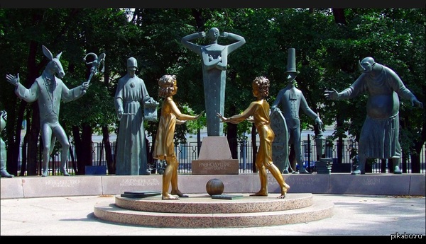 Скульптурная композиция "Дети-жертвы пороков взрослых". г.Москва. Дети играющие в жмурки окружены 13 скульптурами пороков.