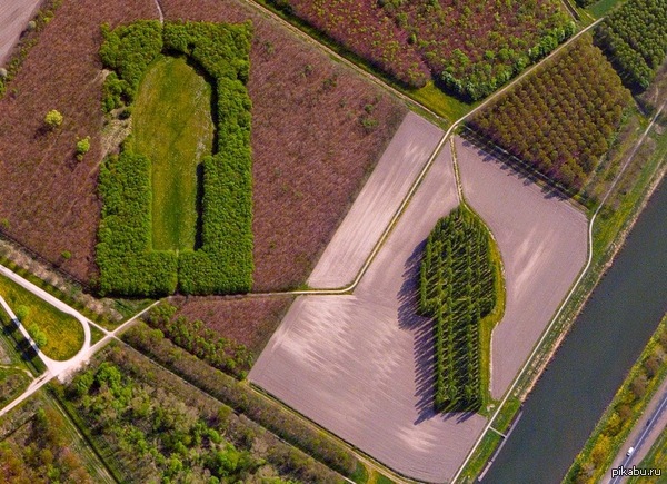 Ctrl-X Ctrl-V   De Groene Kathedraal: http://www.kulturologia.ru/blogs/111011/15519/