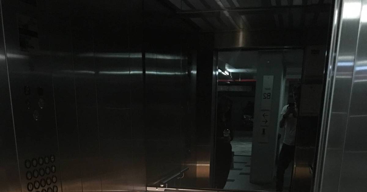 Лифт без света. Лифт без света изнутри. Свет в лифте. Лифт без света но свет в вентиляционных решетках.