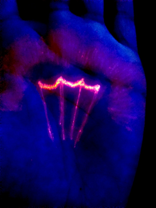 УФ-лампа и флоуресцентная ручка