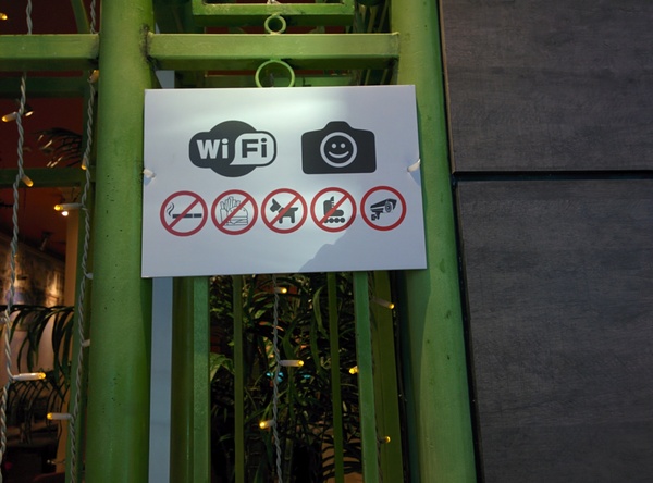 Мне кажется, такие таблички должны быть в общественных местах. = )