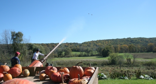 Смерть квадрокоптера от летящей тыквы