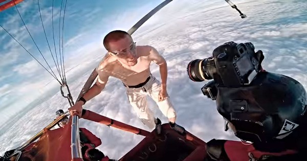 Финский экстремал прыгнул с высоты 4-х километров без парашюта и с голым торсом.