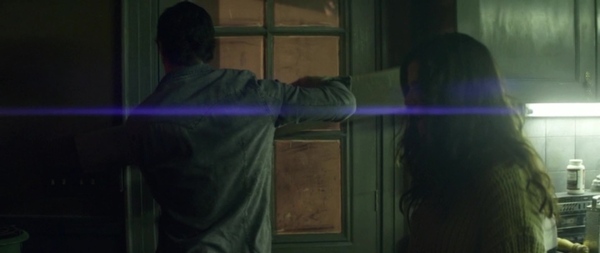 Остановить зомби засовом на стеклянной двери