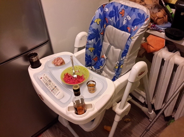 Сынок, иди кушать! P.S. хозяин стола спит)