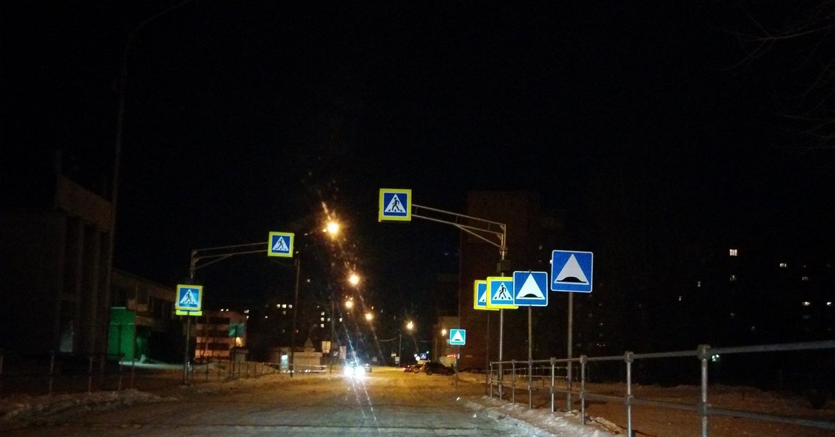 Знак дорожный светоотражающий. Светящиеся дорожные знаки. Дорожные знаки ночью. Дорожные знаки в темноте. Дорожные знаки светоотражающие в темноте.