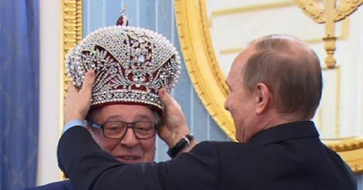 Путин в шапке мономаха