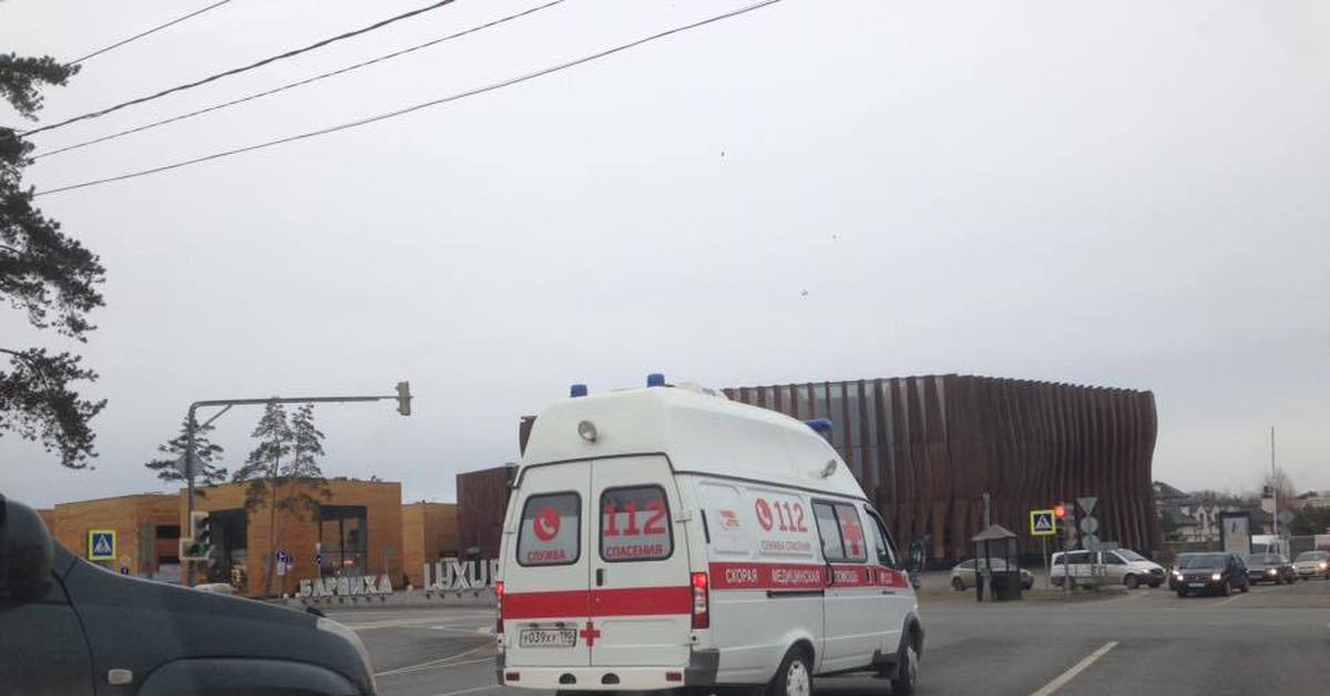 Из за кортежа патриарха не пропустили скорую. Кортеж пропустил скорую. Кортеж скорых. Скорая пропускает кортеж с мигалками. Кортеж скорых.