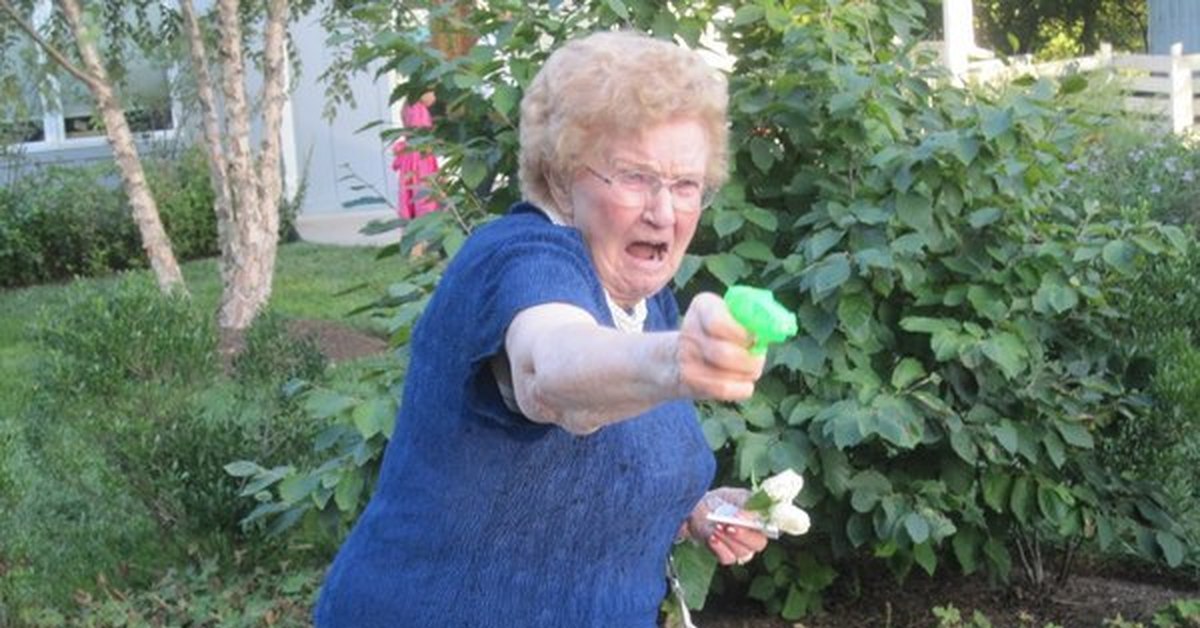 Где бабушка спрятала. Бабушка. Злая бабка в саду. Бабка в огороде.