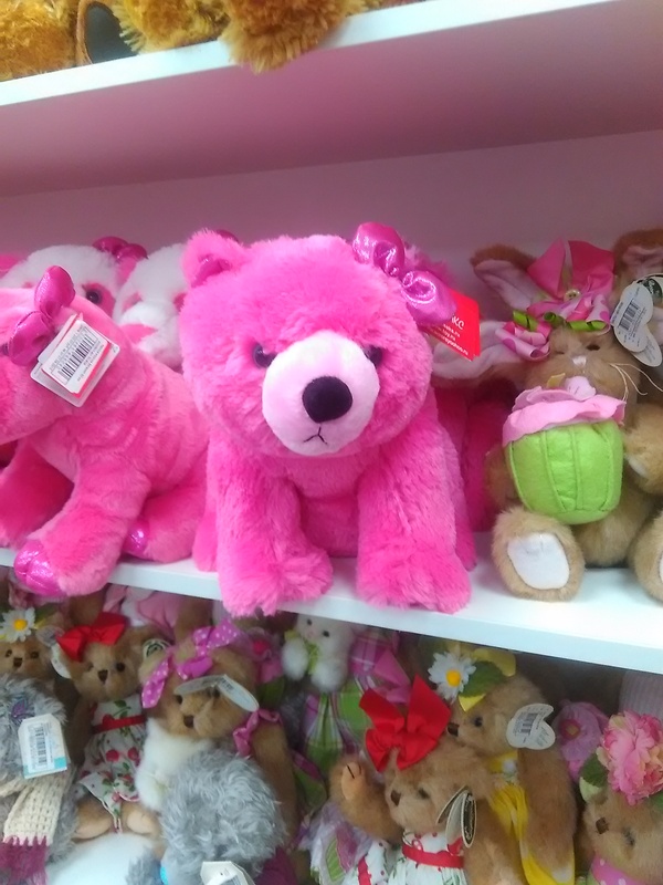 Интересно, что его больше бесит, цвет или бантик?