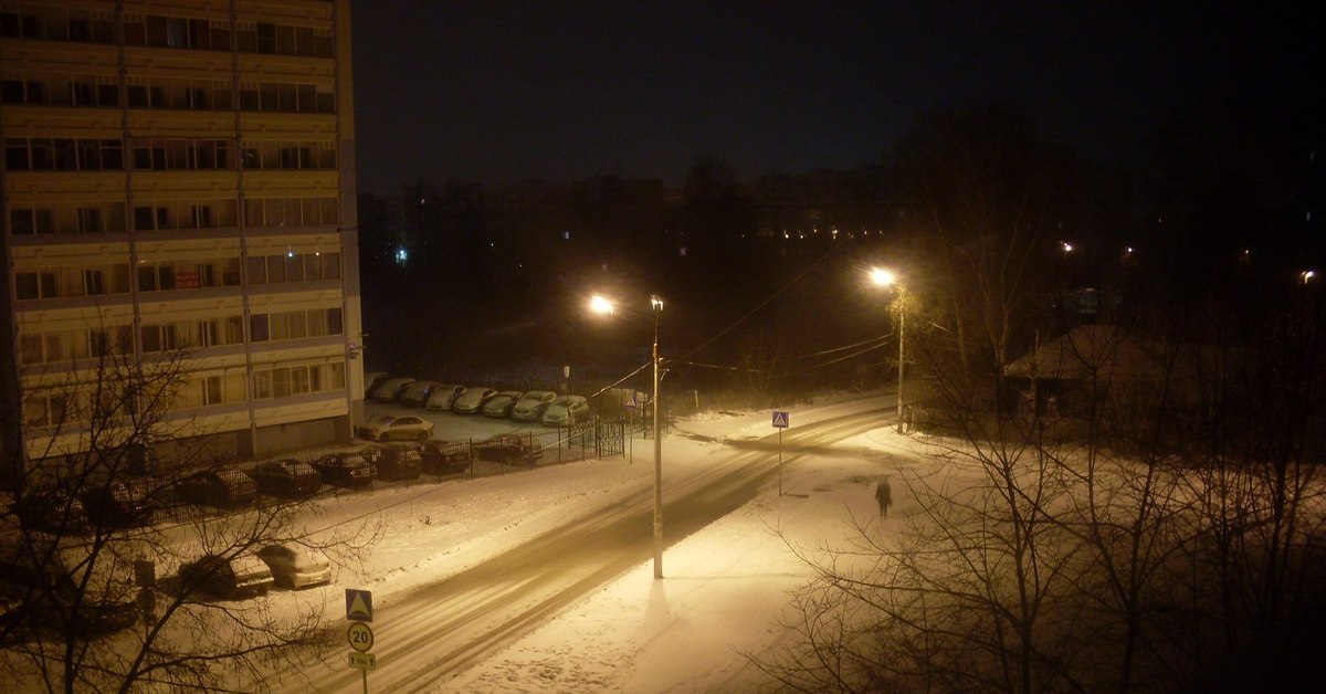 Время интернета ночью. Вид из окна хрущевки ночью зима. Хрущевки ночью зимой. Вид из окна зимой во двор ночью. Ночной зимний город из окна.