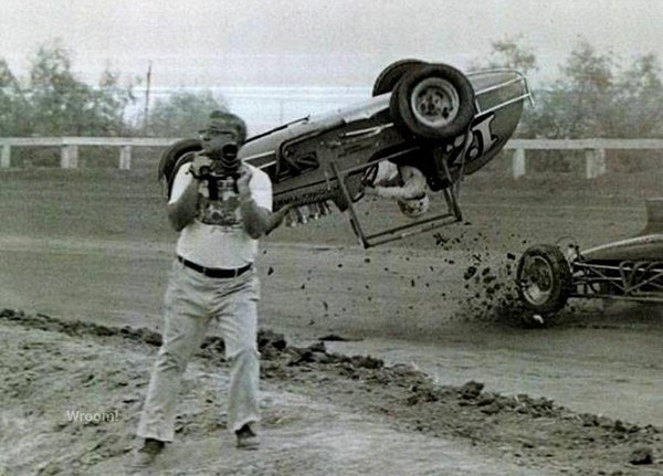 Мужик и не представляет, какой кадр он только что пропустил ...