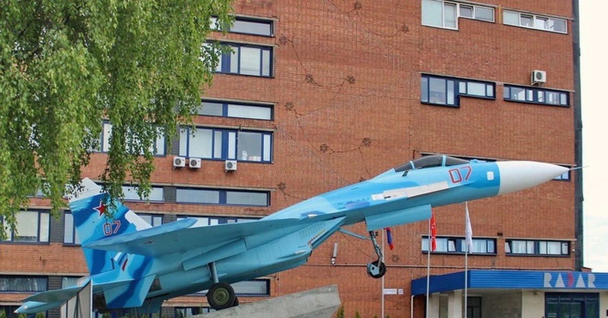 Ао радар ммс санкт петербург. Памятник Су-27 в Санкт-Петербурге. НПП радар ММС Санкт-Петербург. Памятник истребитель Су 27.