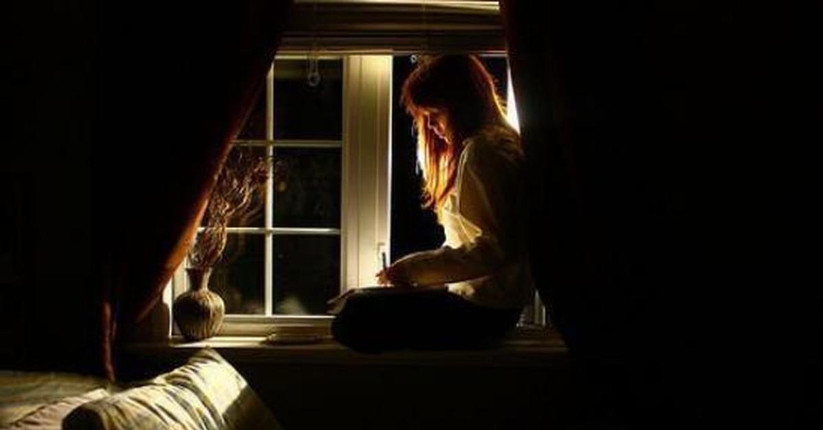 Сон люди в окнах. Уютной ночи. Одиночество в доме. Окно ночью. Девушка в комнате ночью.