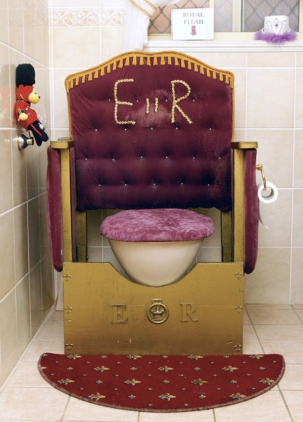 Унитаз трон. Королевский унитаз трон. Элитные унитазы. Кресло в виде унитаза. Унитаз в виде трона.