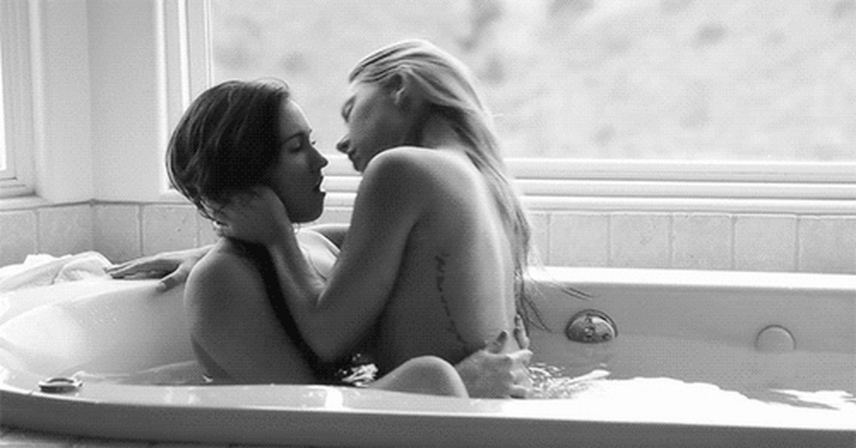 Нежные поцелуи в ванной, Клубничка, Девушки, Поцелуй, Гифка 