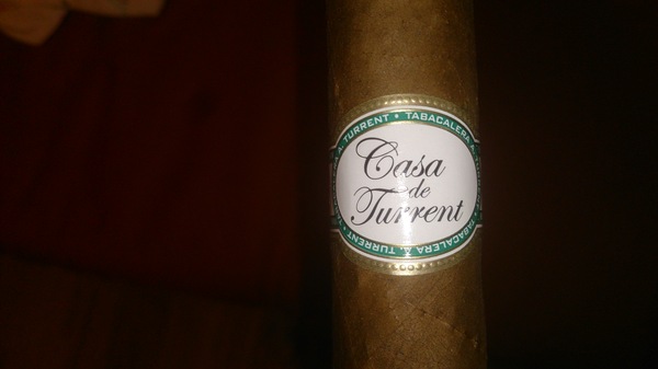 casa turrent сигары история. 1450785353184261700. casa turrent сигары история фото. casa turrent сигары история-1450785353184261700. картинка casa turrent сигары история. картинка 1450785353184261700. Мексика – один из древнейших регионов, откуда табак, как растение, начал свое шествие по миру. Неудивительно, что местный табак славится своими характеристиками по всему миру. Мексиканские сигары Casa Turrent производятся на фабрике Tabacalera Alberto Turrent (A. Turrent Nueva Matacapan S.A.), историю которой начал писать Альберто Туррент еще в 1880 году, занявшись выращиванием табака. Сейчас фабрика располагается в мексиканском штате Веракруз, и каждый член семьи Туррент, прежде чем занять управляющий пост, проходит всю цепочку рабочих специальностей – от плантации до цехов фабрики. Сегодня фабрика, на которой выпускаются сигары Casa Turrent является старейшим и крупнейшим производителем премиальных сигар в Мексике. Предприятия Альберто Туррента являются не только гордостью шести поколений семьи Туррент, по-прежнему управляющих сигарным производством и занимающихся культивацией лучшего табака в Мексике, – фабрику заслуженно называют гордостью страны! casa turrent сигары история. 1450785353184261700. casa turrent сигары история фото. casa turrent сигары история-1450785353184261700. картинка casa turrent сигары история. картинка 1450785353184261700. Мексика – один из древнейших регионов, откуда табак, как растение, начал свое шествие по миру. Неудивительно, что местный табак славится своими характеристиками по всему миру. Мексиканские сигары Casa Turrent производятся на фабрике Tabacalera Alberto Turrent (A. Turrent Nueva Matacapan S.A.), историю которой начал писать Альберто Туррент еще в 1880 году, занявшись выращиванием табака. Сейчас фабрика располагается в мексиканском штате Веракруз, и каждый член семьи Туррент, прежде чем занять управляющий пост, проходит всю цепочку рабочих специальностей – от плантации до цехов фабрики. Сегодня фабрика, на которой выпускаются сигары Casa Turrent является старейшим и крупнейшим производителем премиальных сигар в Мексике. Предприятия Альберто Туррента являются не только гордостью шести поколений семьи Туррент, по-прежнему управляющих сигарным производством и занимающихся культивацией лучшего табака в Мексике, – фабрику заслуженно называют гордостью страны!