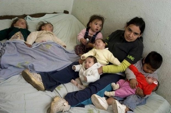 Самая молодая многодетная мать в мире. - кто она? героиня или шалава?