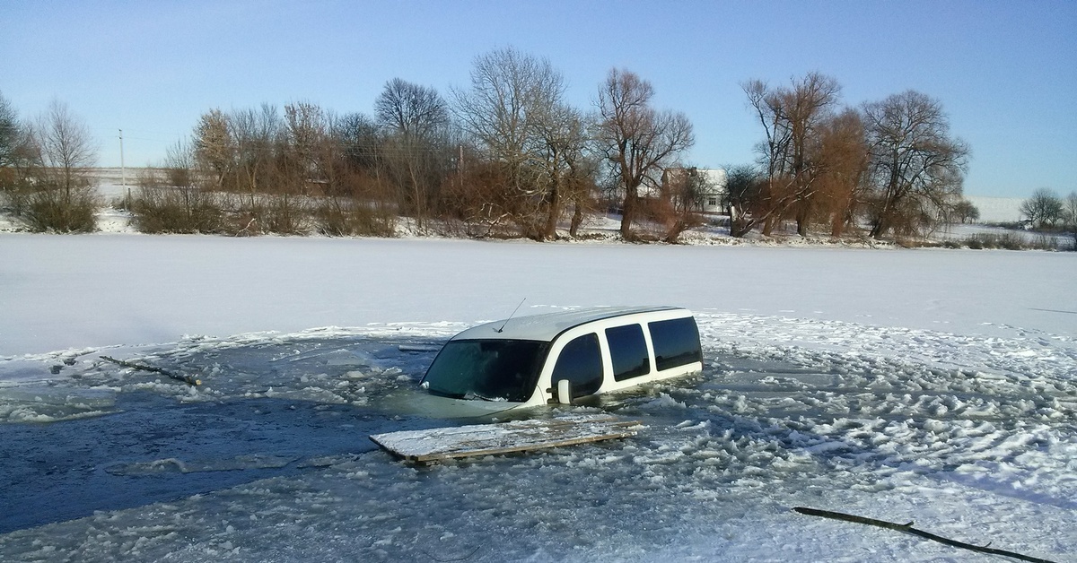 Дрифт озерах. Дрифт на озере. Авто во льду на озере. Дрифт на озере Новокуйбышевск. Дрифт на озере в Самаре.