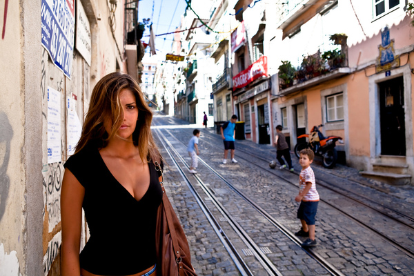 На таком безобразном фоне - такое благолепие!