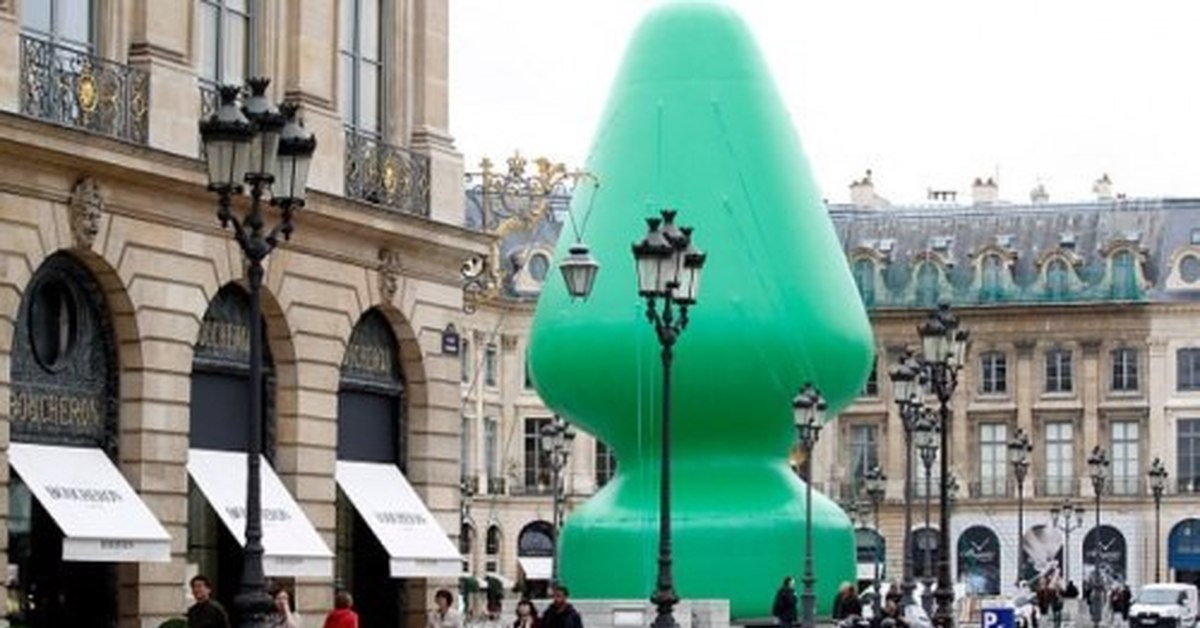Новогодняя ёлочка в городе Париже... 
