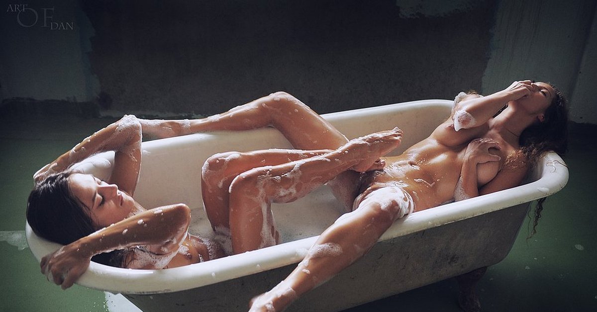 Hot picture threesome tub hay naked butt