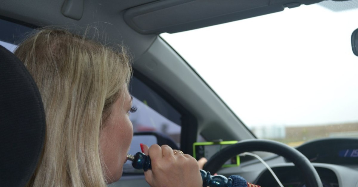 Можно курить в машине. Женщина курит за рулем. Женщина за рулём с сигаретой. Женщина курит в машине. Кальян в машине.