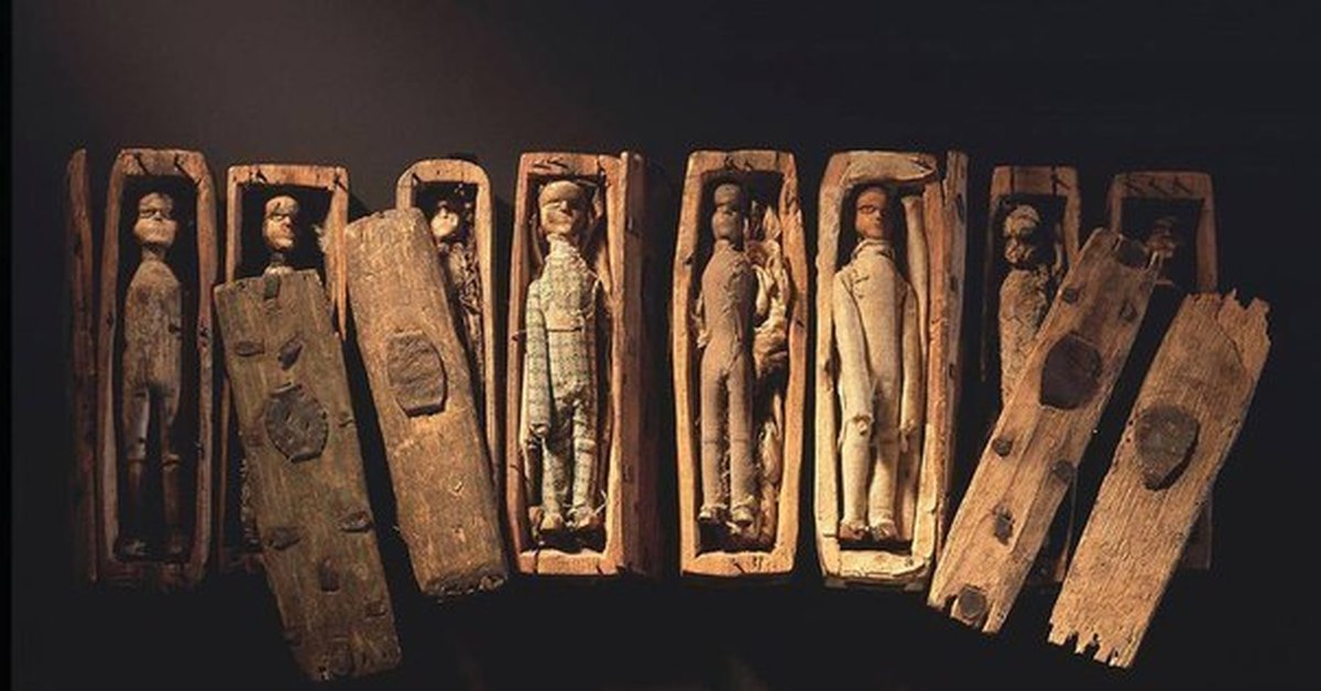 Coffin s. Миниатюрный гроб. Жуткая деревянная кукла. Гроб в миниатюре.