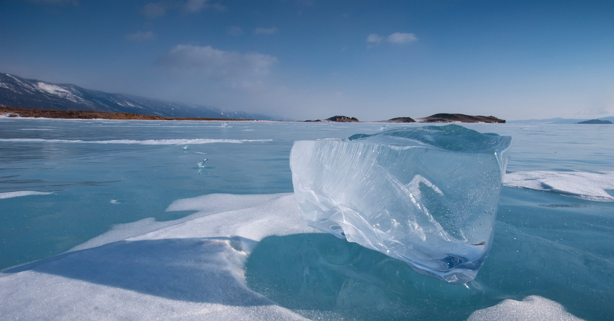 Лед картинки. Бирюзовый лёд озера Байкал. Озеро Байкал ледяные сопки. Лед на озере озеро Байкал. Лед на Озерах.