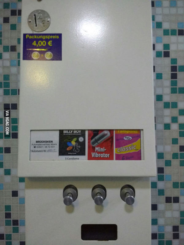 В туалете немецкого кинотеатра стоит интересный автомат